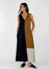 Vestido largo sin mangas de lino, con escote en V y diseño de bloques de color en tonos beige, tostado y blanco.