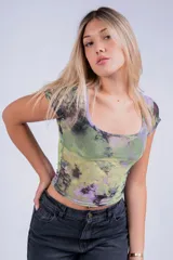 Remera corta de mesh con estampado abstracto en tonos violeta y rosa, de mangas cortas y cuello cuadrado.