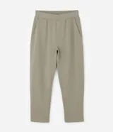 Pantalón deportivo de corte recto con ajuste levemente afunilado, confeccionado en tejido técnico con cintura elástica ancha. Presenta bolsillos laterales y bolsillo trasero embutido con acabado limpio.