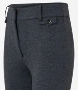 Pantalón flare de punto roma con estampa de cuadros, trabillas en la cintura, cierre delantero y detalles de solapa con botones.