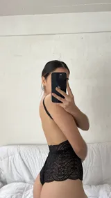 Body negro de encaje con escote en V pronunciado y breteles regulables.