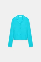 Camiseta de algodón turquesa, de corte slim fit, con cuello solapa, manga larga y cierre frontal con botones.