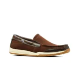 Mocasín de cuero negro estilo náutico, con costuras pespunteadas visibles, cordón decorativo lateral que pasa por ojalillos metálicos, suela de goma blanca y base caramelo con estriado antideslizante.