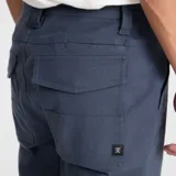 Pantalon de corte recto y estilo utilitario, color azul, con bolsillos frontales tipo parche y costuras reforzadas.