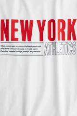 Remera blanca de manga corta y cuello redondo, con estampado frontal que dice "NEW YORK" en rojo y "ATHLETICS" en contorno negro, acompañado de un texto pequeño.