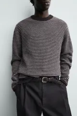 Jersey de punto con diseño de rayas horizontales en tonos marrón y gris, de corte relajado, cuello redondo y manga larga con terminaciones en rib.