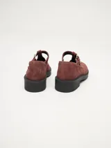 Guillerminas negras de cuero gamuza con detalle de pespunte en hilo blanco, taco de 4cm y plataforma en goma.