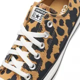 Championes Converse Chuck Taylor Ox de lona con estampado animal print tipo leopardo en tonos tostado y negro, con puntera de goma blanca y cordones blancos.