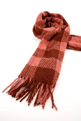 Bufanda rectangular con diseño a cuadros en tonos marrón y rosa, con flecos en los extremos.