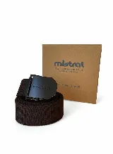 Cinturón marrón oscuro de algodón con hebilla metálica negra con el logo de la marca.