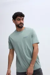 Remera de algodón blanca de corte regular, con cuello redondo, mangas cortas y estampa sutil en el pecho de la marca Brookfield.