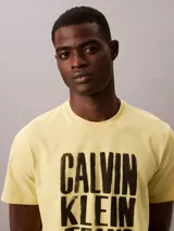 Remera amarilla de algodón con cuello redondo y estampado del logo de Calvin Klein Jeans en negro.