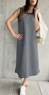Vestido midi sin mangas a rayas horizontales blancas y negras, con cuello redondo y corte recto.