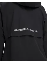Campera deportiva impermeable de mujer, con capucha ajustable, cierre frontal completo, bolsillos laterales con cremallera y detalles reflectantes. Confeccionada con tecnología UA Storm que repele el agua y tejido elástico en cuatro direcciones para mayor libertad de movimiento.