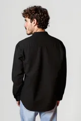 Camisa blanca de manga larga con cuello mao, confeccionada en lino y algodón.