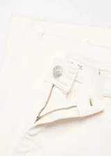 Jeans de tiro alto con diseño culotte, confeccionados en tejido de algodón elástico. Presentan cierre de cremallera y botón, trabillas para cinturón, bolsillos delanteros y traseros, y bajo con acabado deshilachado.