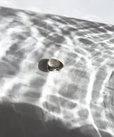 Anillo de plata 950 con diseño orgánico y acabado pulido.