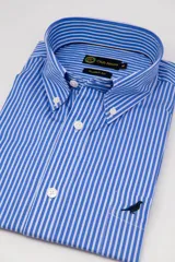 Camisa de vestir Club House de corte classic fit, confeccionada en algodón con diseño de rayas verticales azules y blancas. Cuenta con cuello button down, cierre frontal de botones blancos, bolsillo ojal en el pecho con detalle bordado de ave y mangas largas.