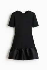 Vestido corto de punto con escote redondo y mangas cortas. Presenta un diseño entallado en el cuerpo y una falda con volado inferior confeccionado en tela satinada con brillo.