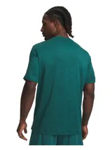 Remera deportiva Under Armour de manga corta, confeccionada en tejido de punto ultratranspirable con textura jaspeada. Presenta cuello redondo, corte holgado y logo de la marca estampado en el pecho.