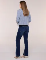 Chaqueta de tweed azul con tejido estructurado, escote redondo, bolsillos simulados con pasamanería y botones decorativos en las mangas.
