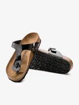 Sandalias Birkenstock modelo Gizeh, color negro charol, con plantilla anatómica de corcho y suela de goma.
