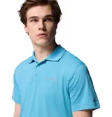 Chomba Columbia Low Drag Offshore color celeste, de manga corta, con cuello polo y cierre frontal de botones. Cuenta con tecnología de absorción de sudor y protección solar.