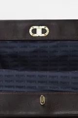 Bolso bandolera de cuero sintético color chocolate, con solapa y cierre metálico dorado.