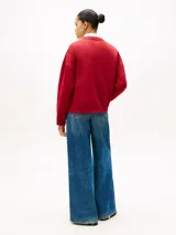 Buzo de cuello redondo confeccionado en tejido de felpa, con diseño de corte holgado y mangas largas. Presenta un estampado frontal con la inscripción HILFIGER N.Y.C. MCMLXXXV en color blanco.