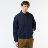 Campera tipo bomber azul marino de twill, con cierre frontal, bolsillos laterales, cuello camisero y puños y cintura elastizados.