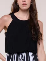 Enterito largo sin mangas con cuerpo negro de escote alto y pantalón wide leg de rayas verticales blancas y negras, con cintura elastizada y cordón ajustable.