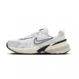 Championes Nike V2K Run de estilo retro-futurista, con diseño en capas de malla y material sintético en tonos beige y gris. Presenta una entresuela robusta con tecnología Cushlon y el logo de Nike en el lateral.