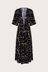 Kimono largo azul oscuro con estampado de cadenas doradas, mangas cortas y lazo ajustable en la cintura.