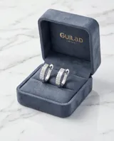 Aros tipo argolla pequeña de plata 925, con diseño frontal decorado con pequeñas circonias brillantes.
