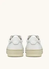 Championes de cuero blanco con diseño inspirado en el tenis de los años 80. Presenta puntera perforada, lengüeta con etiqueta de la marca, cuello acolchado y suela de goma en tono crema con logo grabado en el lateral.