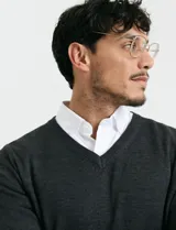 Sweater de punto con cuello en V, de manga larga y diseño clásico.