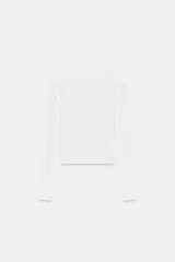 Camiseta de manga larga en color marrón oscuro, confeccionada en tejido de algodón. Presenta un diseño de corte ajustado (slim fit) con cuello redondo.