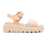 Sandalia de plataforma color beige con tiras cruzadas en color durazno y plateado.