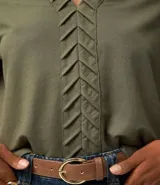 Blusa verde militar de piqué, corte slim, con escote en V y detalle texturizado en la vista delantera. Tiene mangas cortas.