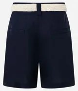 Short de tiro alto confeccionado en mezcla de viscosa y lino, color azul marino, de corte recto y holgado. Incluye bolsillos laterales y un cinturón trenzado de rafia con hebilla redonda.