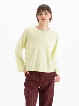 Sweater ultra liviano de punto, color verde claro, con cuello redondo, hombros caídos y mangas largas de corte holgado.