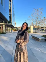 Vestido largo de animal print con cuello redondo, mangas largas abullonadas y falda escalonada.