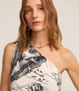 Blusa sin mangas confeccionada en viscolino con 19% de lino, con bretel ancho, escote hombro único, bajo asimétrico y estampa ilustrada del Parque Lage.