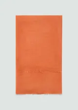 Fular largo de color naranja con terminaciones deshilachadas en los bordes.