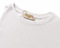Remera manga larga de corte básico y ajuste cómodo, confeccionada en algodón, con cuello redondo y diseño minimalista.
