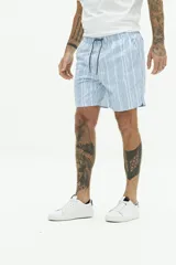 Short de baño de largo medio, con estampado de rayas verticales en tonos celeste y blanco. Posee cintura elástica con cordón de ajuste negro y forro interior amarillo.