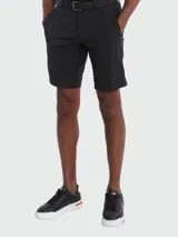 Shorts Boss Green modelo S_Phoenix Slim Fit, color blanco, de corte ajustado y diseño clásico con bolsillos laterales y traseros, y el logo de la marca bordado en el bolsillo posterior.