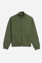 Campera verde militar de felpa liviana, con cuello alto, cierre frontal y bolsillos laterales.
