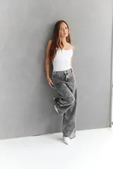 Pantalón de jean gris con efecto lavado, corte recto y tiro alto.