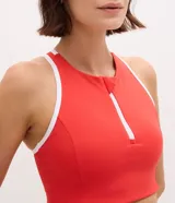 Top deportivo Get Over de microfibra color rojo con cuello halter, cierre frontal y detalles de bies en color blanco. Incluye copas para mayor soporte.